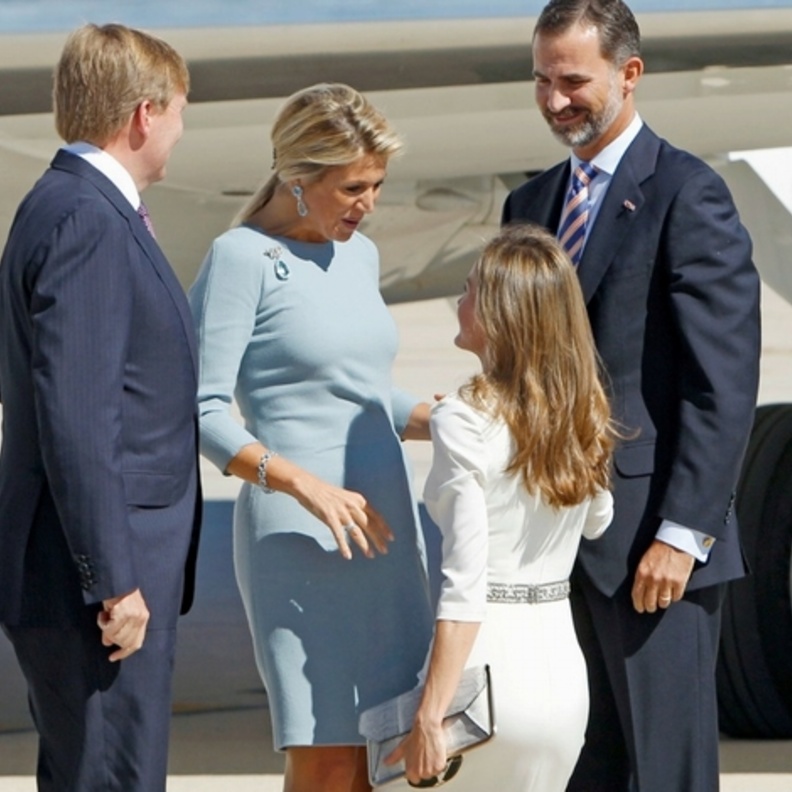 الأميرة ليتيسيا تنحني للملكة ماكسيما