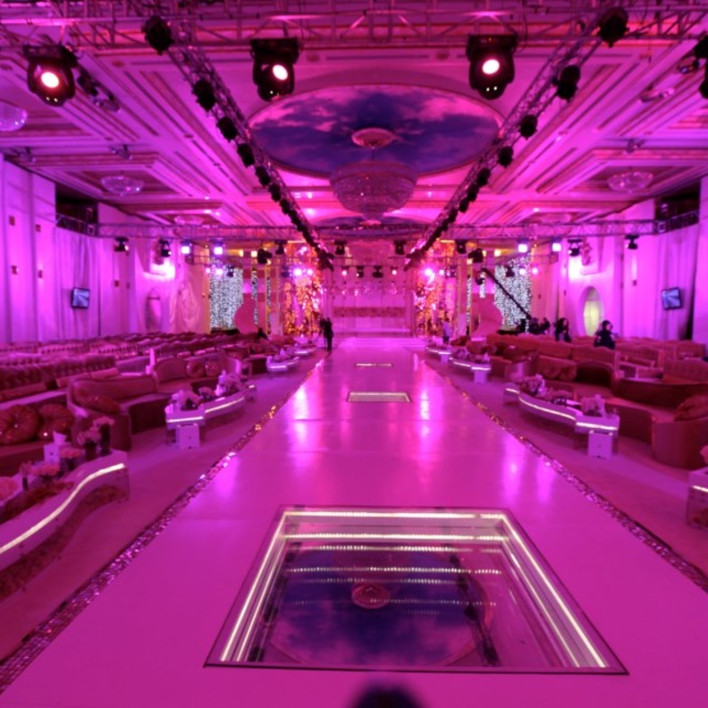 المصمم السعودي عبد الرحمن الزير يحول الأفراح إلى أحلام