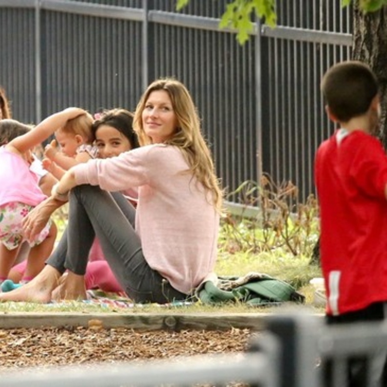 Gisele Bundchen في نزهة عائلية