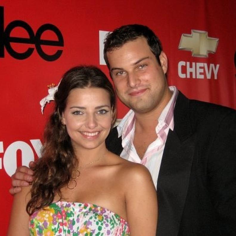 خطوبة ماكس أدلر وصديقته جينيفر برونشتاين