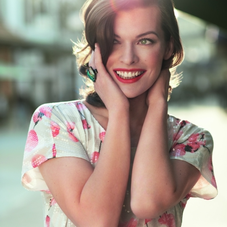 هي تتسوق مع  Milla Jovovich في  LaVallee Village التابعة لـ  Chic Outlet Shopping
