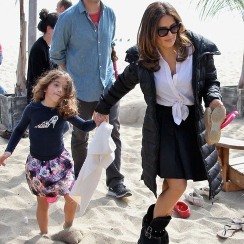 بالصور: سلمى حايك تقضي يوماً على الشاطئ مع ابنتها أثناء تصوير أحدث أفلامها 