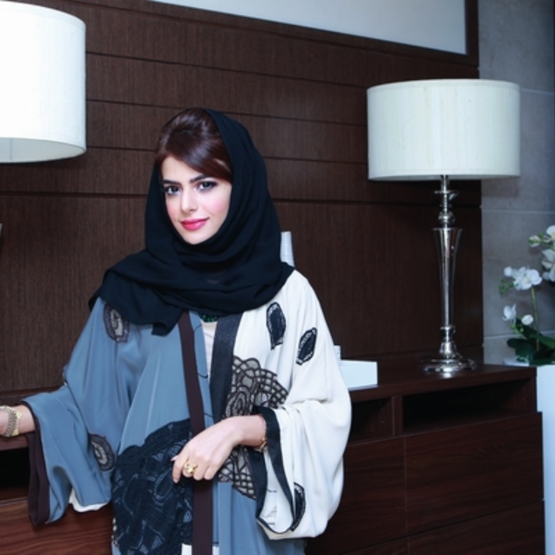 عدنان الكاتب يحاور القيادية الإمارتية الشابة منى بن كلي 