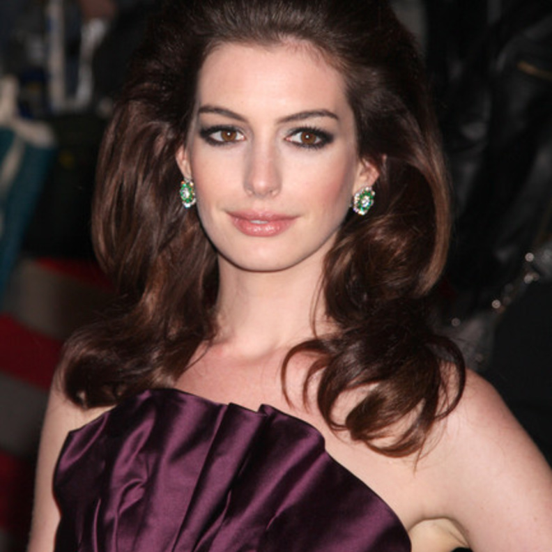 بتسريحة بوفان ريترو وماكياج عيون دخاني في MET GALA عام 2009 