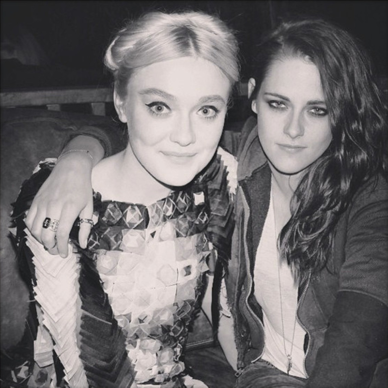 النجمتان Dakota Fanning وKristen Stewart وجدتا الدفء في لم الشمل