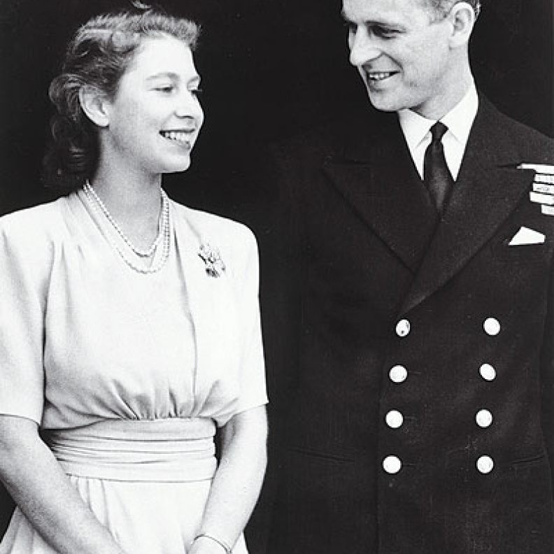  الصورة الرسمية لإعلان خطوبة الأميرة إليزابيث والليفتاننت فيليب مونتباتن في يوليو 1947