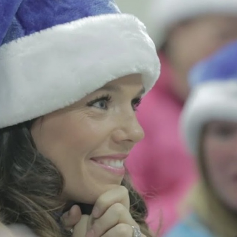 فريق الهدايا التابع للخطوط ينتظر على أحر من الجمر وصول الركاب إلى مطار هاميلتون