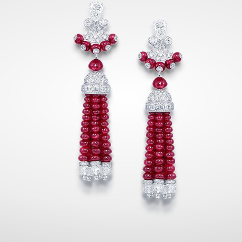  الأحجار الكريمة مثل الروبي مناسبة لفستان الزفاف مكشوف الكتفين