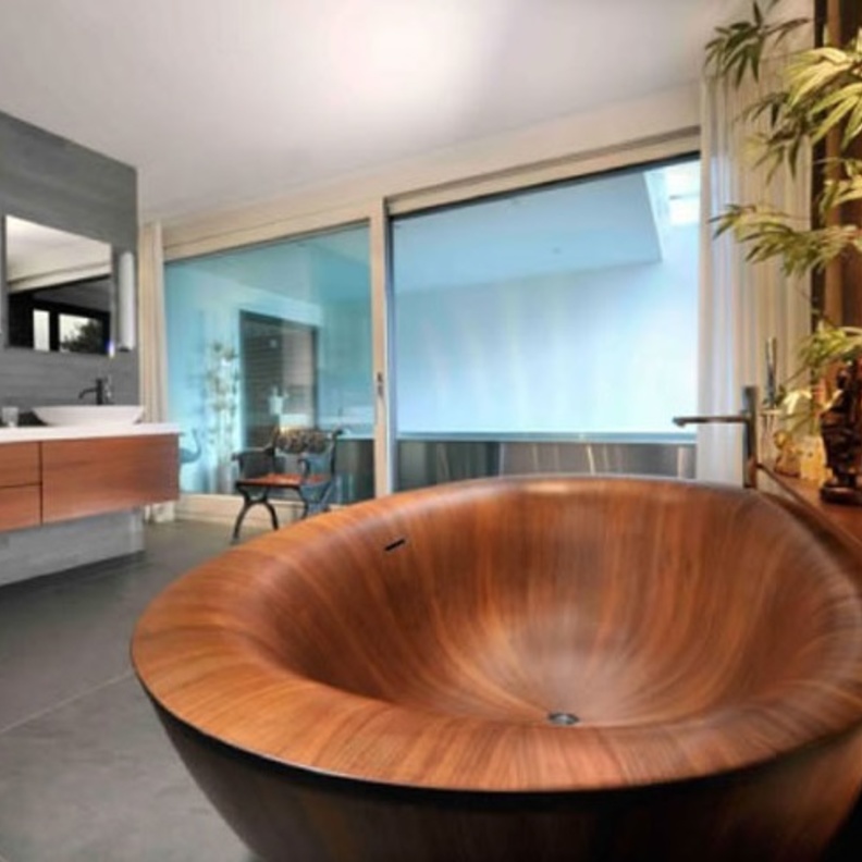 حوض استحمام واسع من الخشب المصقول بشكل مقوس