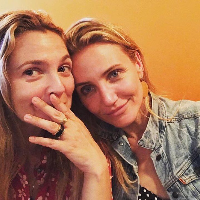 سيلفي للنجمة درو باريمور مع صديقتها المقربة كاميرون دياز
