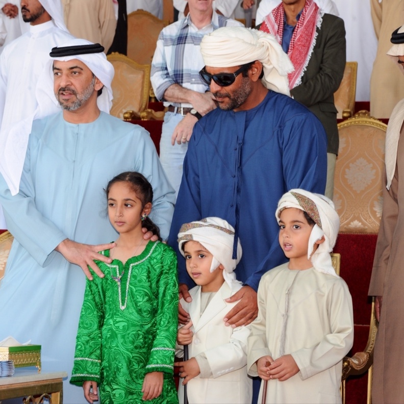 الشيخ حمدان والشيخ ذياب وانجاله الشيخة شيخة والشيخ محمد والشيخ نهيان أثناء السلام الوطني