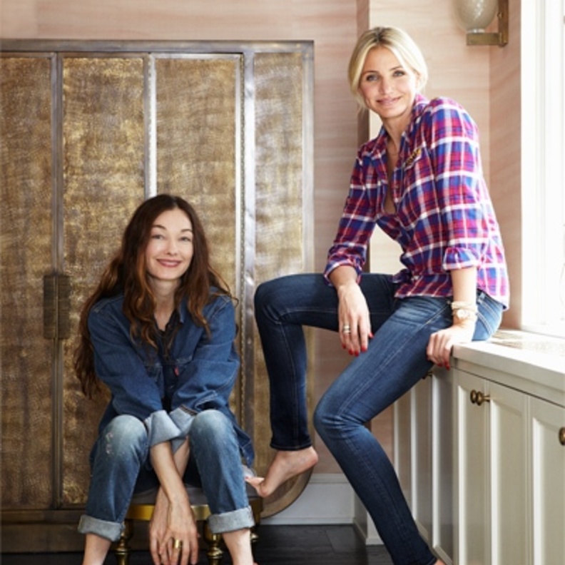 كاميرون دياز مع مهندسة الديكور كيلي ويرستلر التي صممت الديكور الجديد