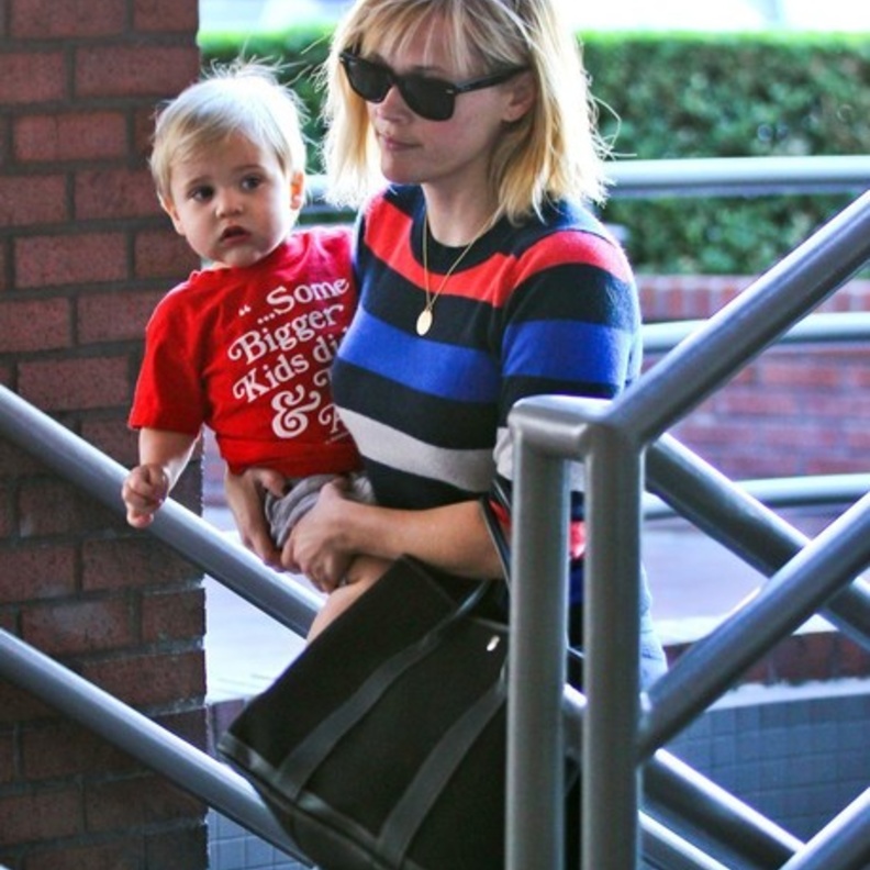 بالصور: Reese Witherspoon تصطحب طفلها إلى الحضانة