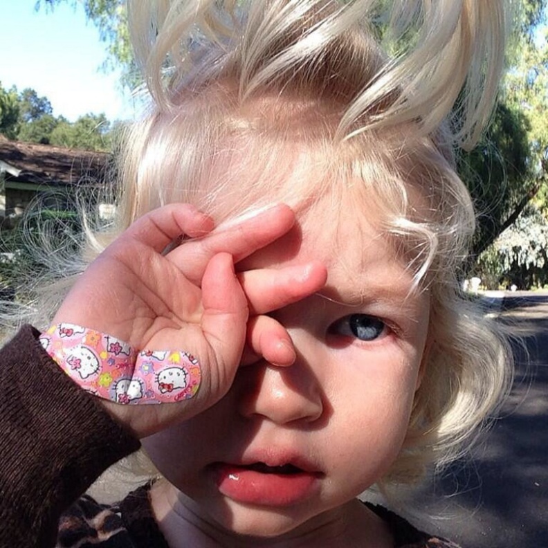 ماكسويل جونسون إبنة جيسيكا سيمبسون باكية بعد جرح يدها