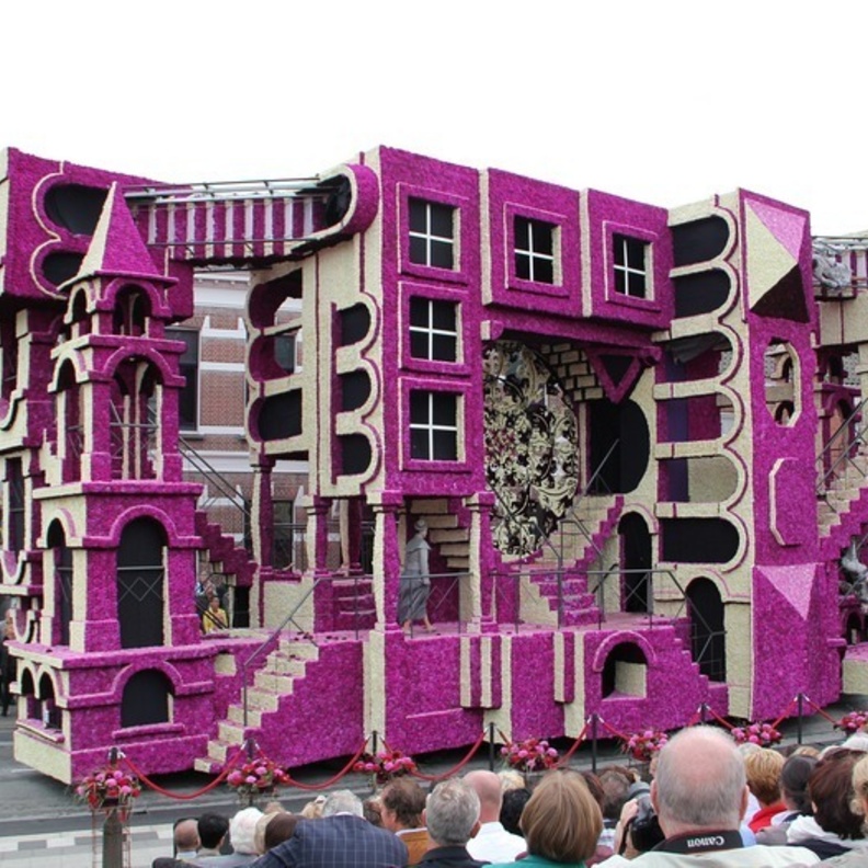  مجسّم لمبنى كامل من الوود يمر خلال المهرجان وسط إعجاب الحضور