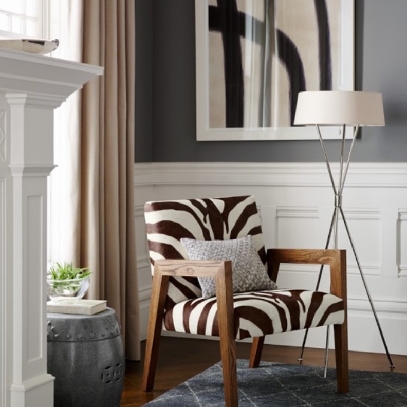  أضاف قماش الكرسي بنقشة الحمار الوحشي لمسة برية على المكان