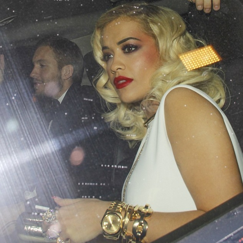  ريتا أورا تصل إلى جوائز ا لجرامي بمجوهراتها المبا لغ بكميتها