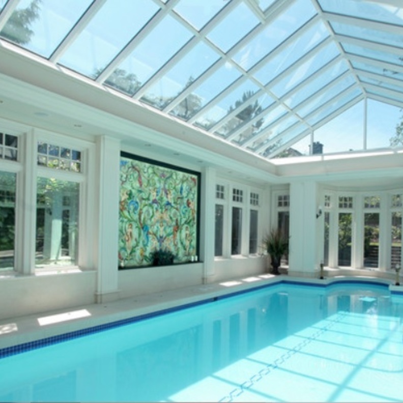 مسبح داخلي بسقف زجاجي من تصميم Alka Pool Construction