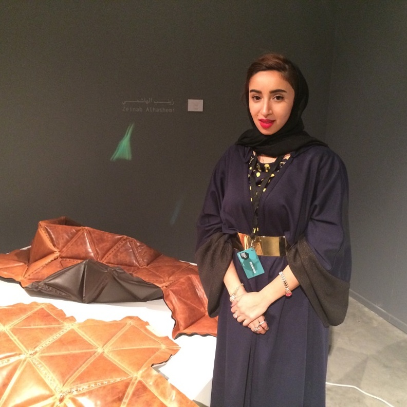 الإماراتية زينب الهاشمي في معرض أيام التصميم دبي