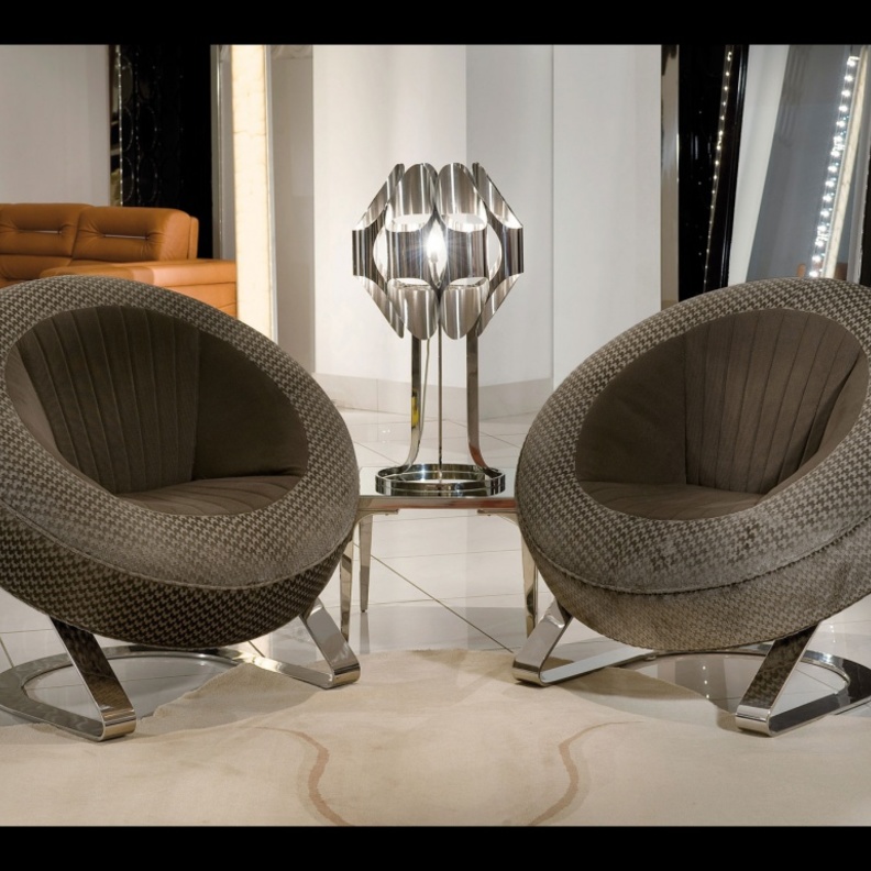 كراسي بشكلها الدائري الرائع المنجدة بالنسيج الرمادي مع قاعدة من الإستنالس ستيل المطلي بالكروم