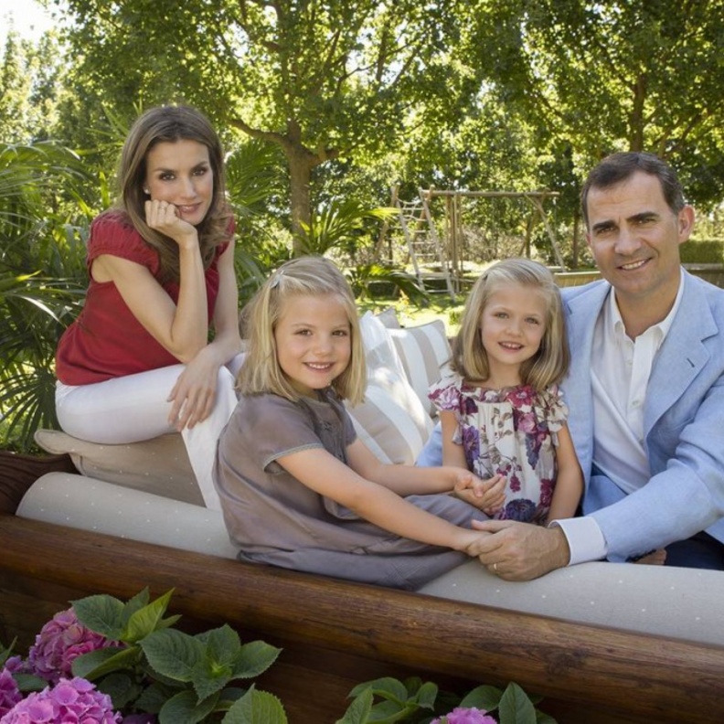  صورة عائلية للأميرة وزوجها وابنتيها فى حديقة القصر