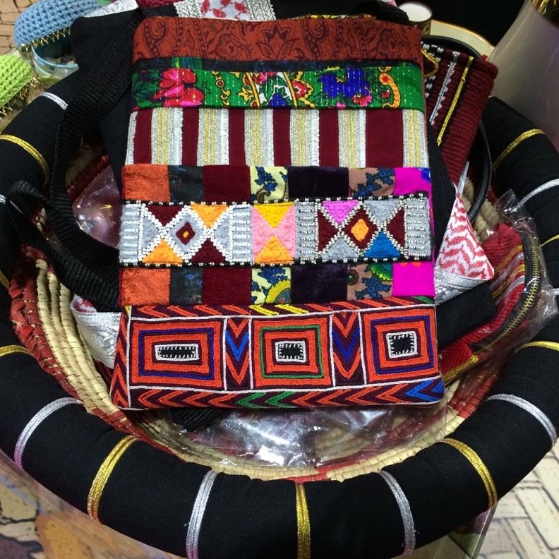 منتجات مركز سليسلة من أعمال الأسر المنتجة التي ترعاها جمعية الفيصلية.