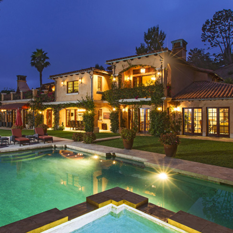  واجه المنزل ليلا مع أضواء خافتة رائعة النظر