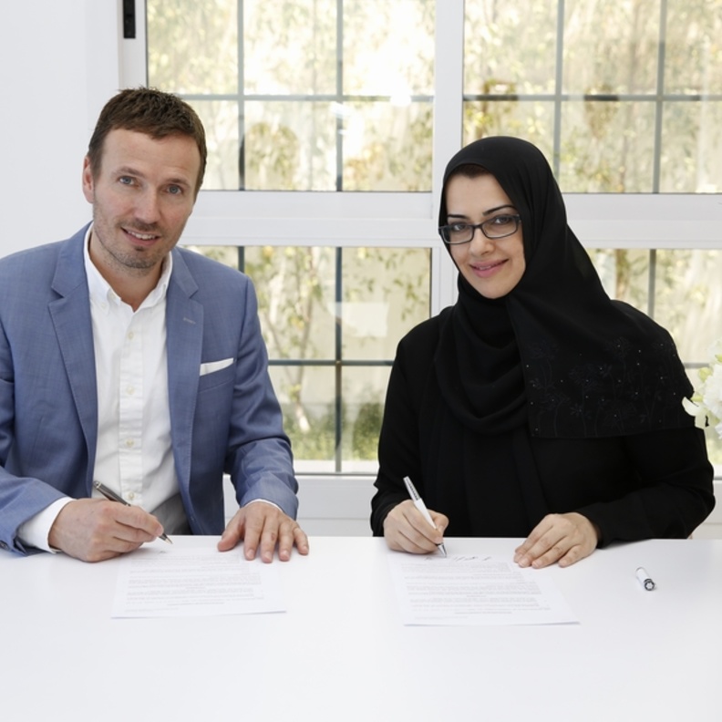 للارس سكوت وسوسن الماضي خلال توقيع مذكرة التفاهم.