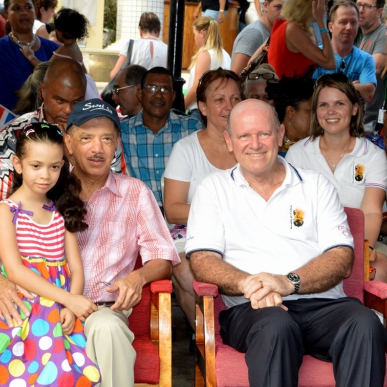 صورة عائلية للرئيس وإبنته والوزير وعائلته.