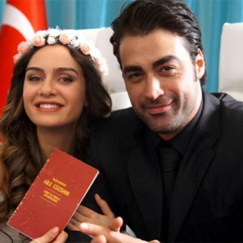 خطوبة بيرجي أكلاي وسارب ليفيند أغلو 