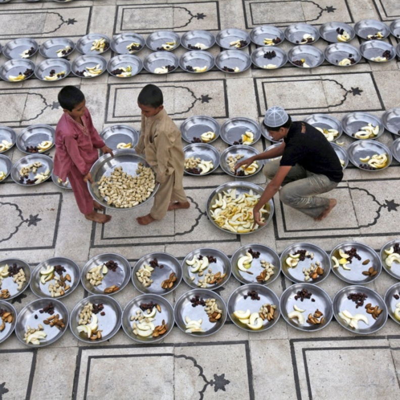 تحضير أكبر مائدة في مسجد كراتشي، باكستان