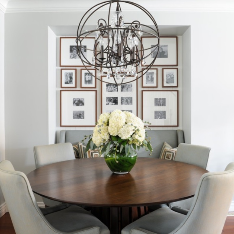 عرض الصور في تجويف جداري يضيف بعداً أنيقاً للغرفة