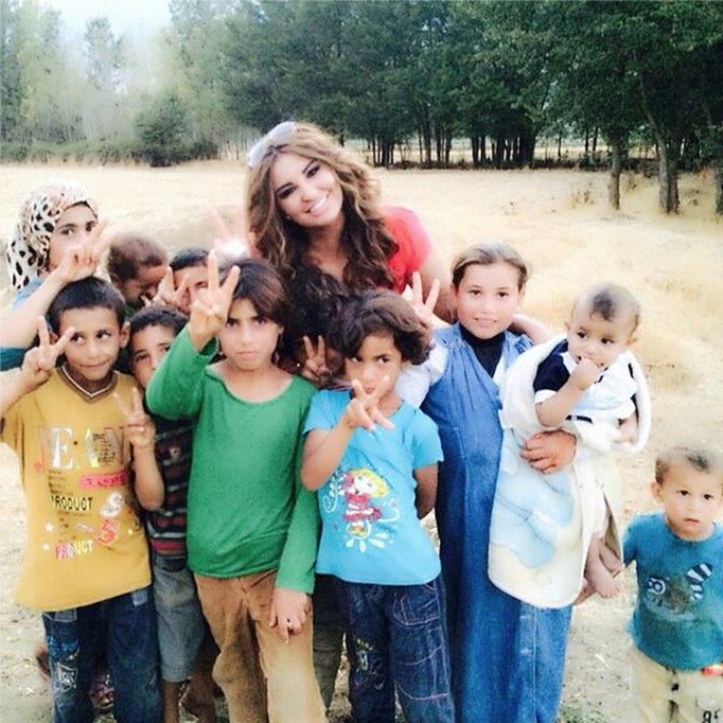 شذى حسون مع الاطفال السوريين في البقاع اللبناني