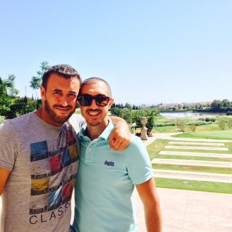 كاظم الساهر مع ابنه عمر أثناء رحلتهما الى اسبانيا