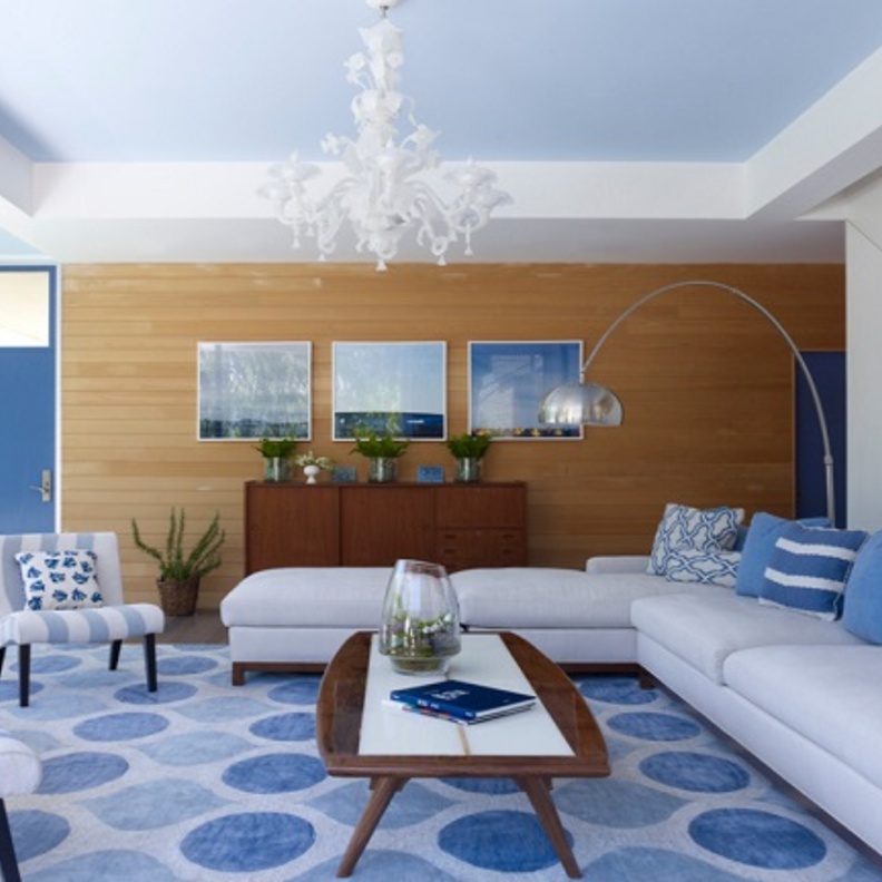 يبعث اللون الأزرق في غرفة المعيشة على الهدوء والراحة