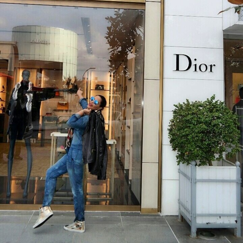 أحلام تستعرض اناقتها امام المتاجر العالمية