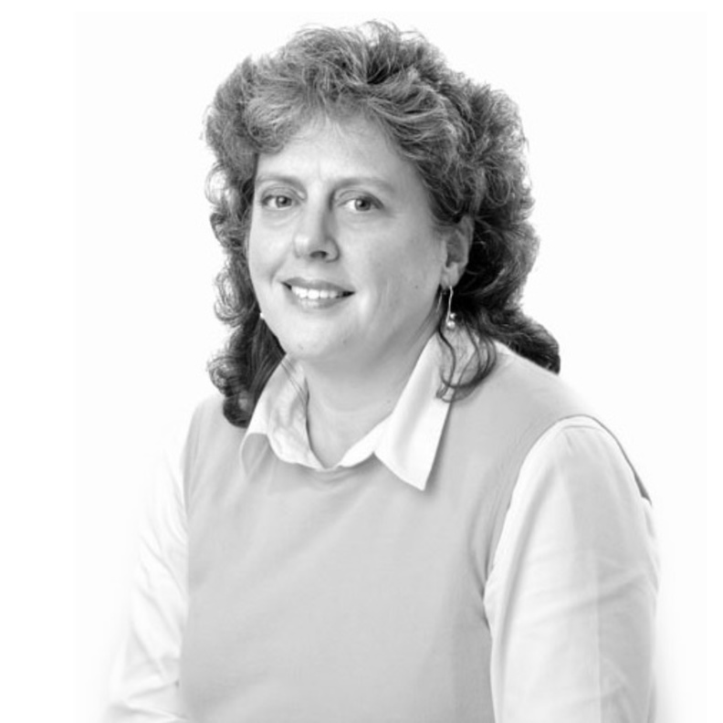 السيدة بات فروست خبيرة المطرزات والأقمشة في دار كريستيز