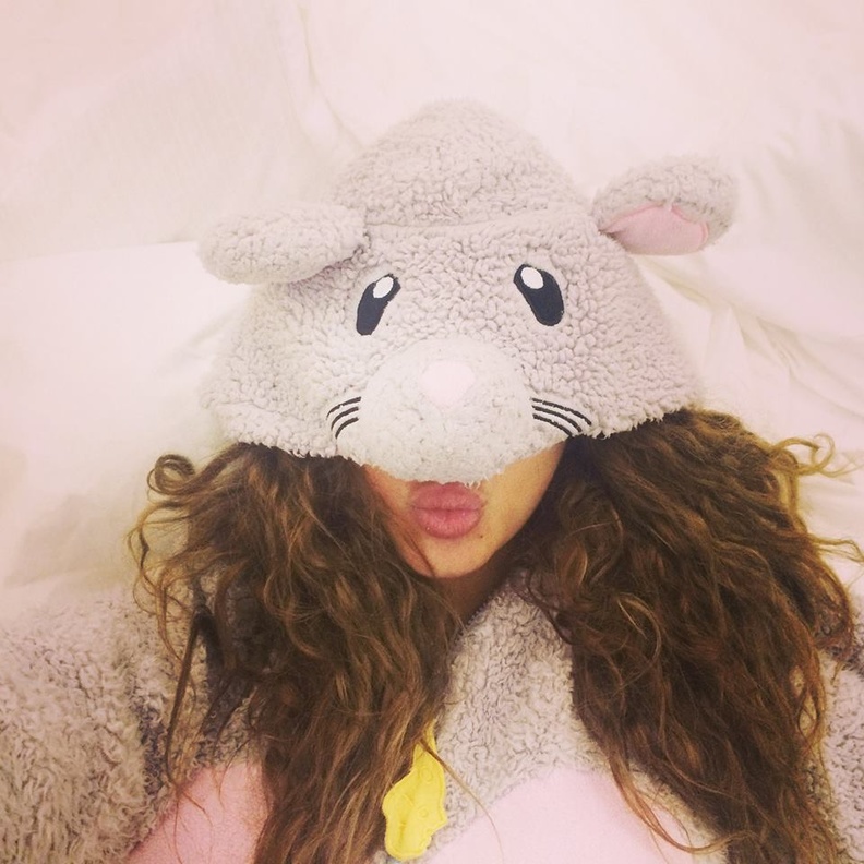  ميريام فارس تهدي جمهورها قبلة مسائية قبيل نومها