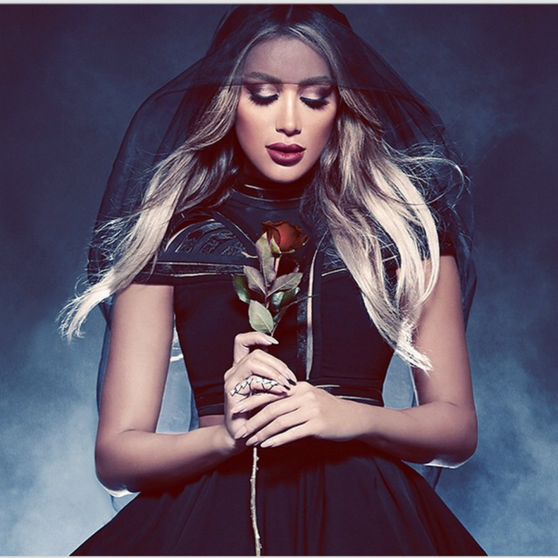 مايا دياب تقلد اليسا بالطرحة السوداء والوردة الحمراء.