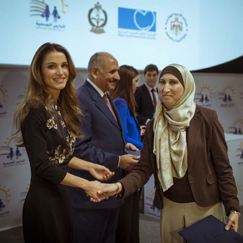 الملكة رانيا العبدالله خلال جولة في معرض المدارس الصحية 