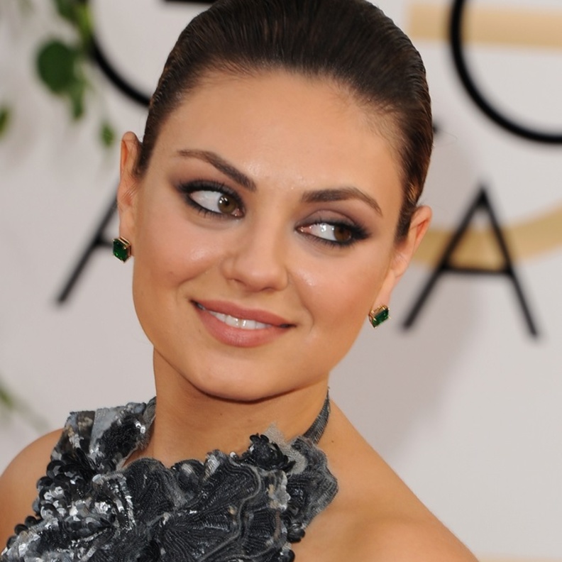  ميلا كونيس ترتدي أقراطاً زمردية من تصميم مارينا بي أيضاً