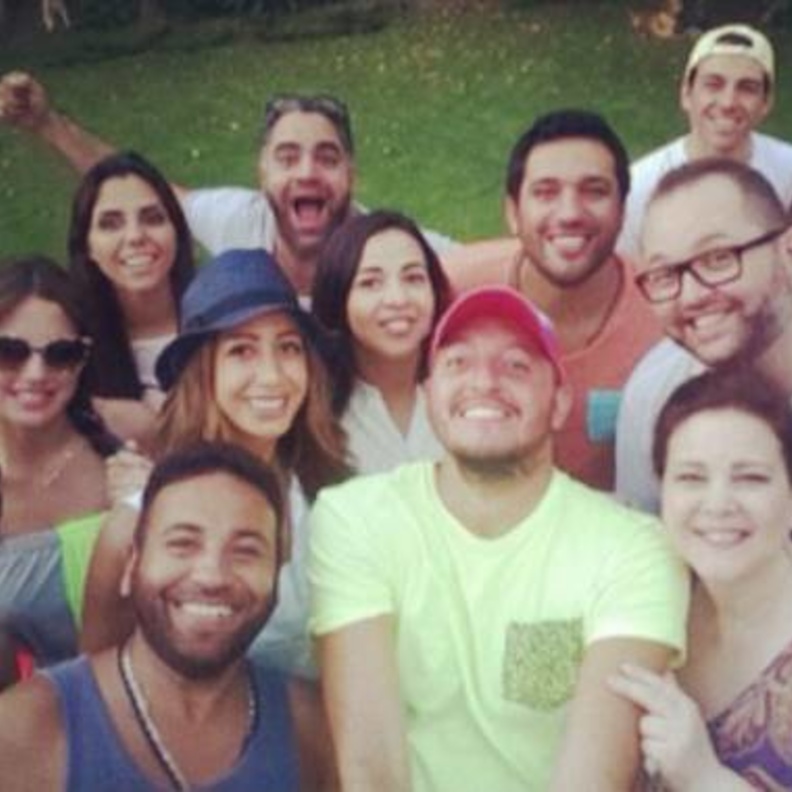 صورة تجمع حسن الراداد بإيمي غانم واصدقائهم.