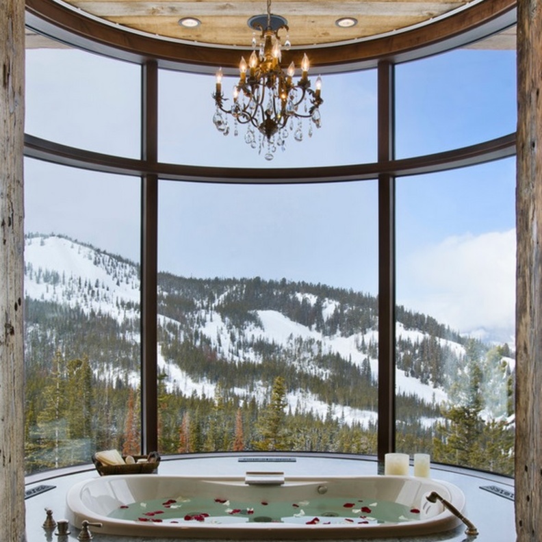 حوض استحمام بإطلالة رائعة على جبال الألب الشامخة