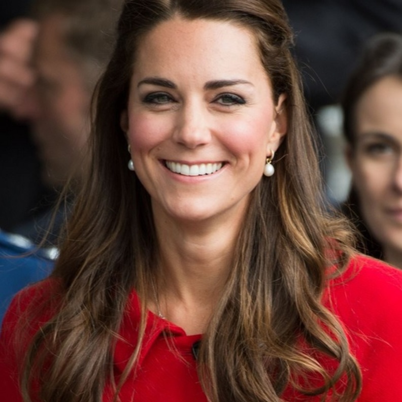 الأقراط اللؤلؤية من دار أنوشكا تكاد لا تفارق أذني الأميرة الجميلة