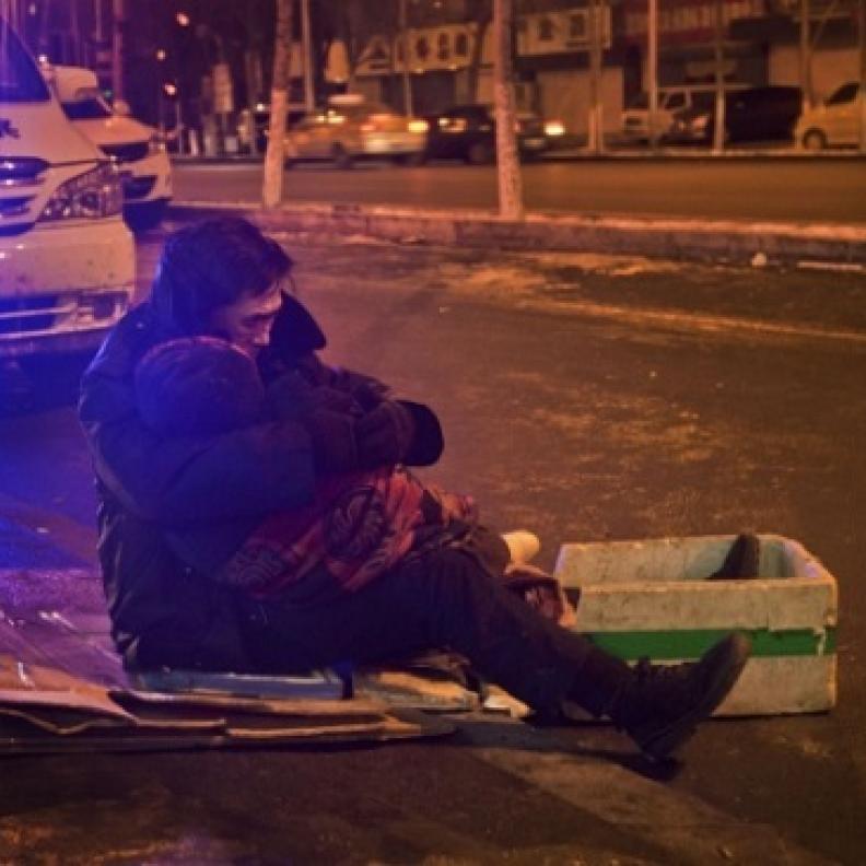 صيني يعانق جثة زوجته المتوفاة لساعتين في الشارع