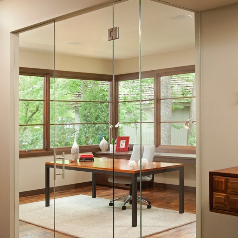 الجدران الزجاجية خيار مثالي للمكاتب المنزلية حيث تعزل الصوت وتسمح لسيدة المنزل أن تراقب المساحات الأخرى
