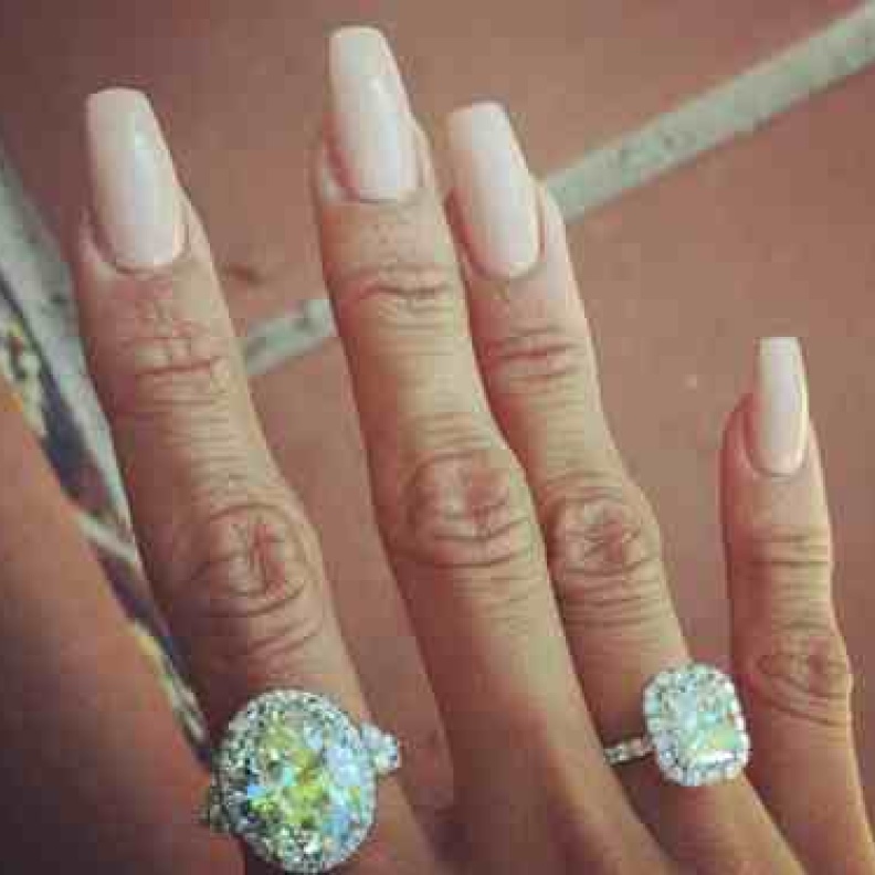 منح كريس براون صديقته Karrueche خاتمين من الألماس