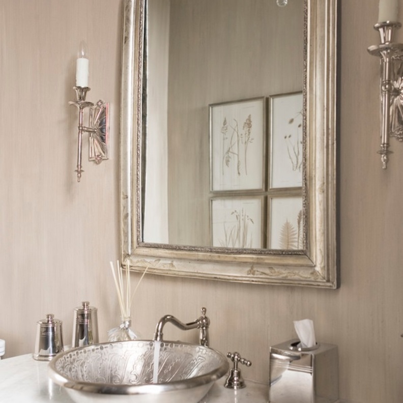 حوض رائع منقوش بلون الفضة تكمله إكسسوارات فضية ناعمة