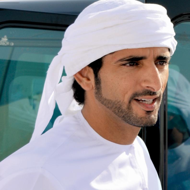 بالفيديو: فزاع يقبل رأس طفل إماراتي مبدع