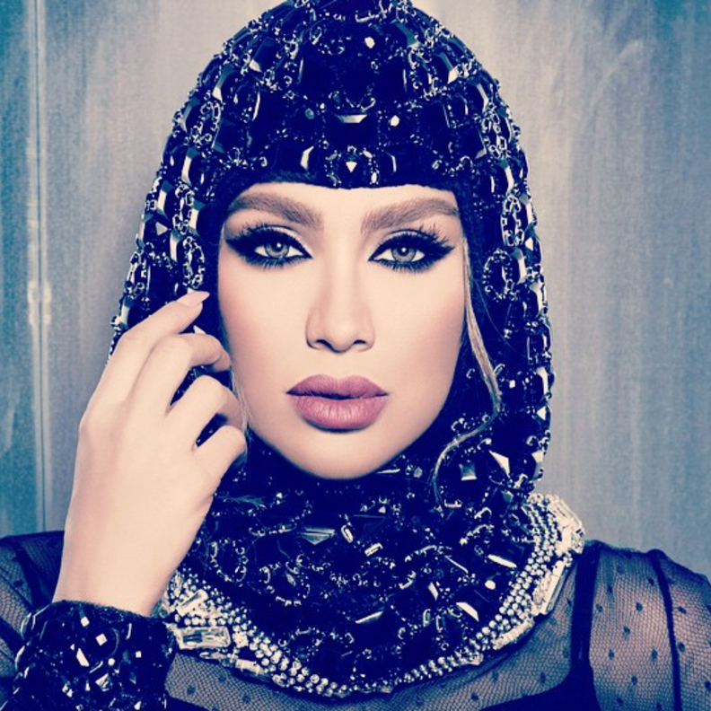 مايا دياب بقطعة أكسسوار من دولتشي أند غابانا